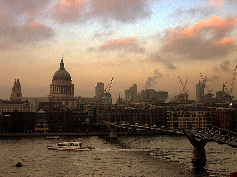 London to Introduce Daily Charge for Old Polluting Vehicles